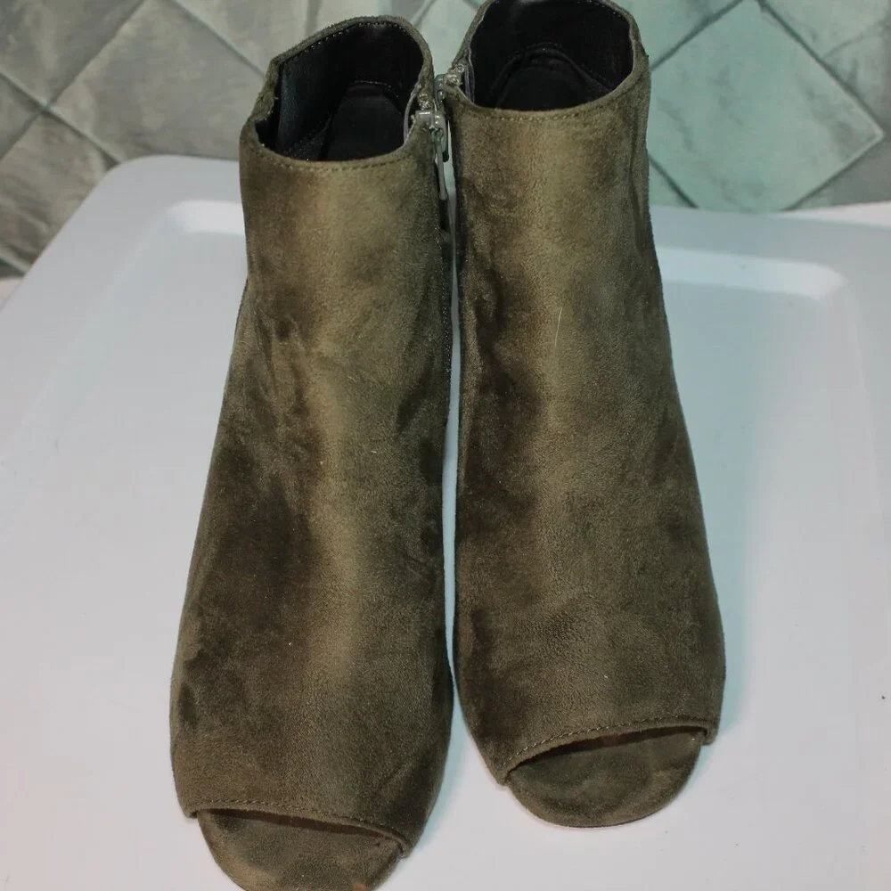 BAMBOO Olive Brown Vegan Suede‎ Peep Toe Bootie Ankle Boots Sz. 9 *SH
